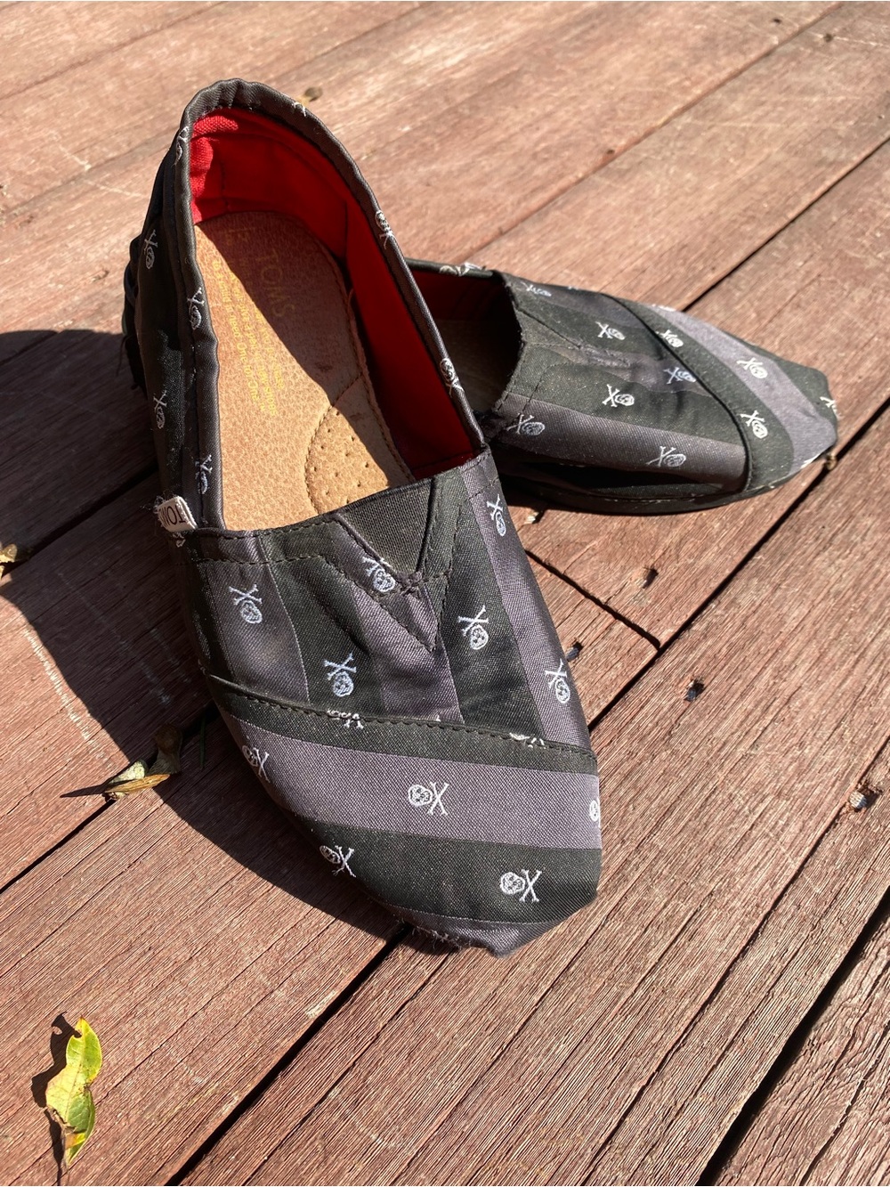 TOMS Rare Pirate Skull and Cross Bones Size 8 Lots of Life Left